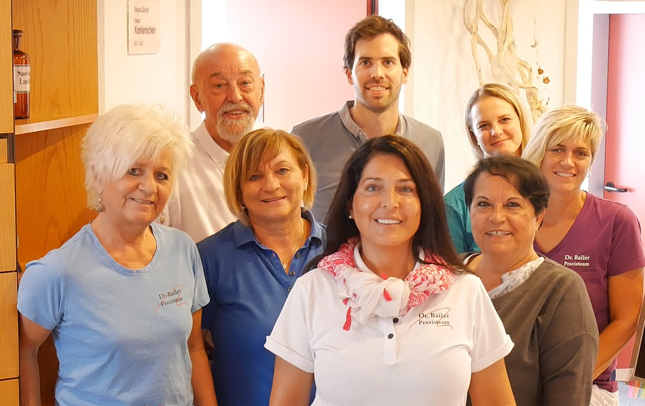 Vater und Sohn suchen ärztliche Unterstüzung in einer sehr gut laufenden Hausarzt-Praxis