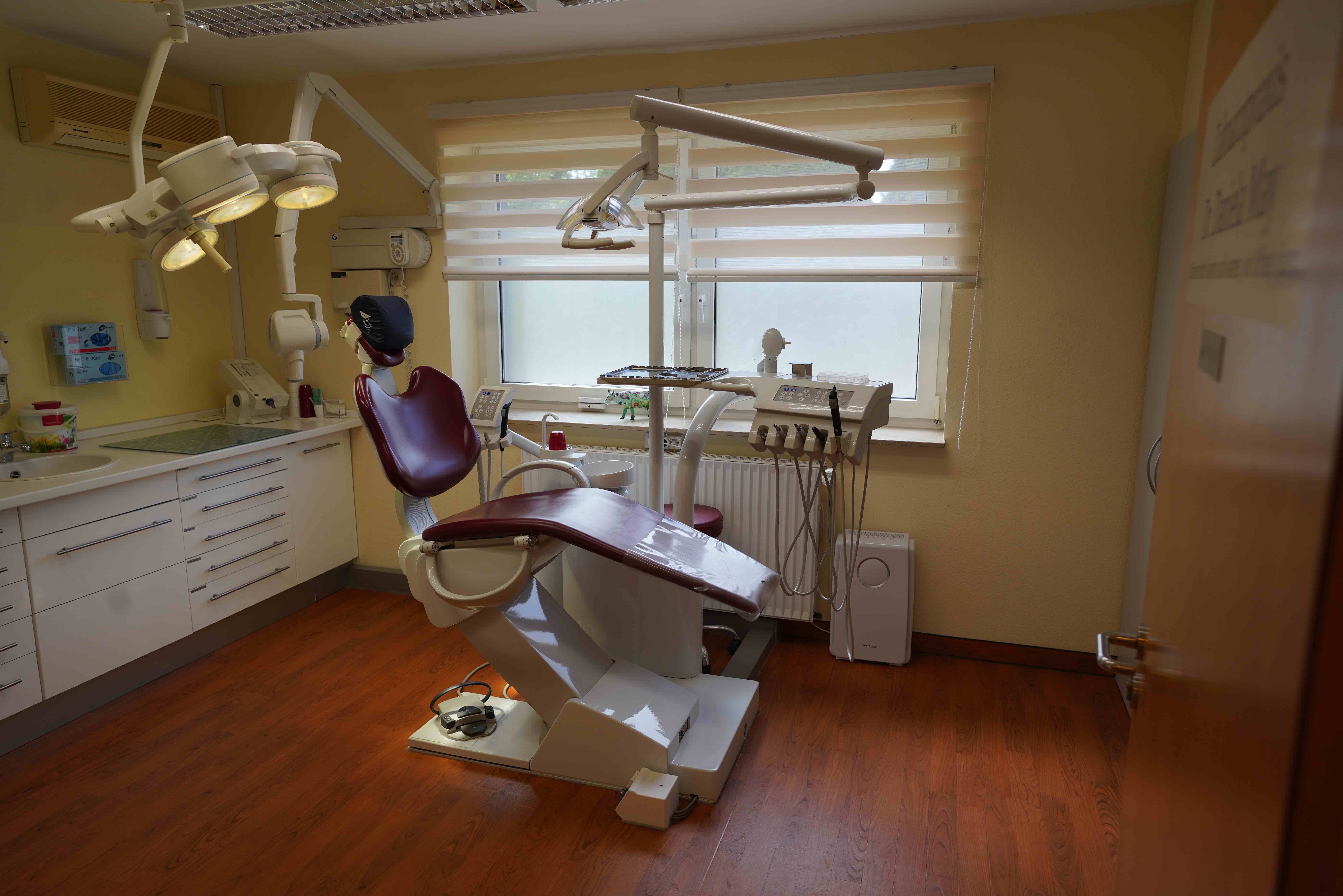 Ankommen und Losarbeiten! MKG / Zahnarztpraxis Hamburg incl. Wohnhaus zu verkaufen