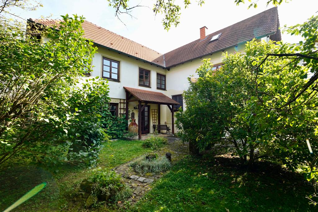 Arztpraxis mit Wohnhaus und Garten zu vermieten