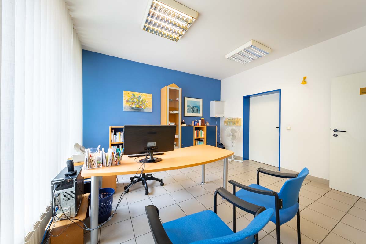 Ebenerdige Arztpraxis im Ortskern der Gemeinde Inden