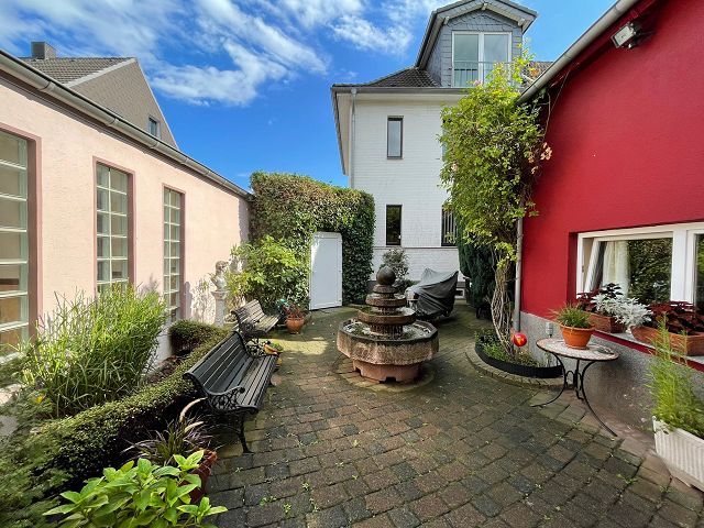 Exklusives Ein- bis Zweifamilienhaus mit liebevoll angelegtem Garten, Gästeapartmenthaus und Bürogebäude zur freien Verfügung in 47249 Duisburg-Buchholz