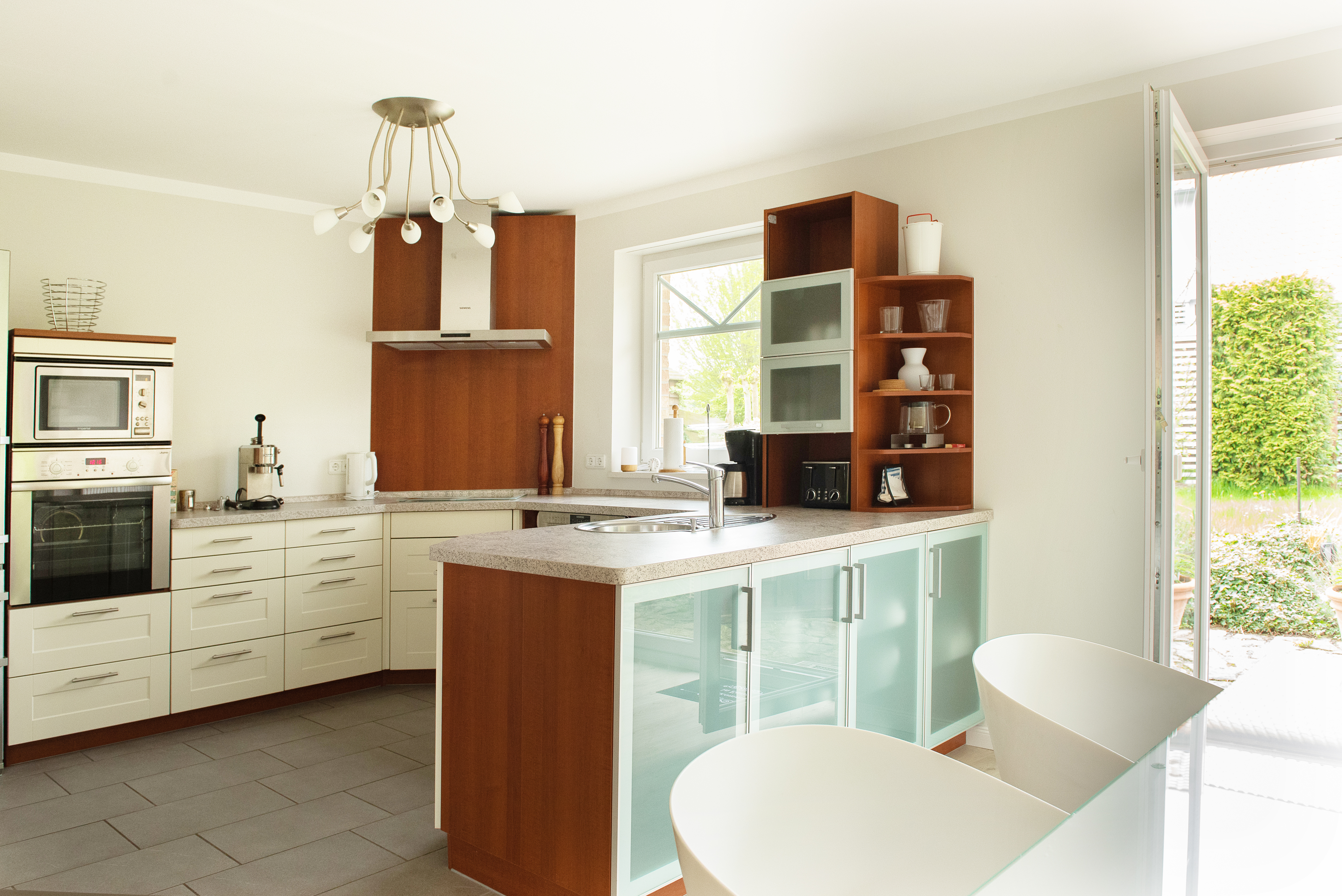 Freistehendes Einzelhaus mit Carport und Garten