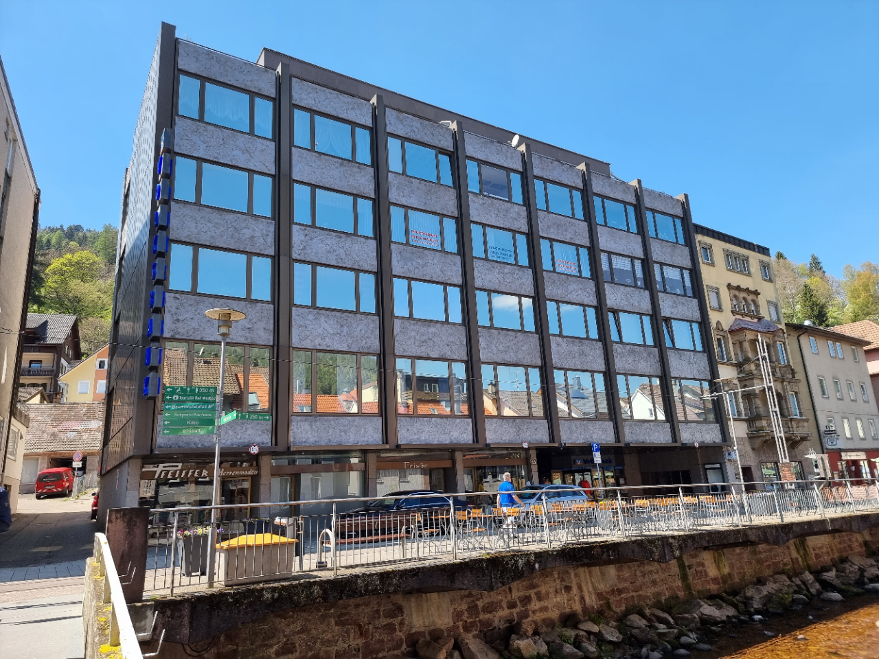 Grosse zusammenhängende Praxisräumlichkeiten für Arztpraxis, Physiotherapie, Krankengymnastik, Labor u.a.