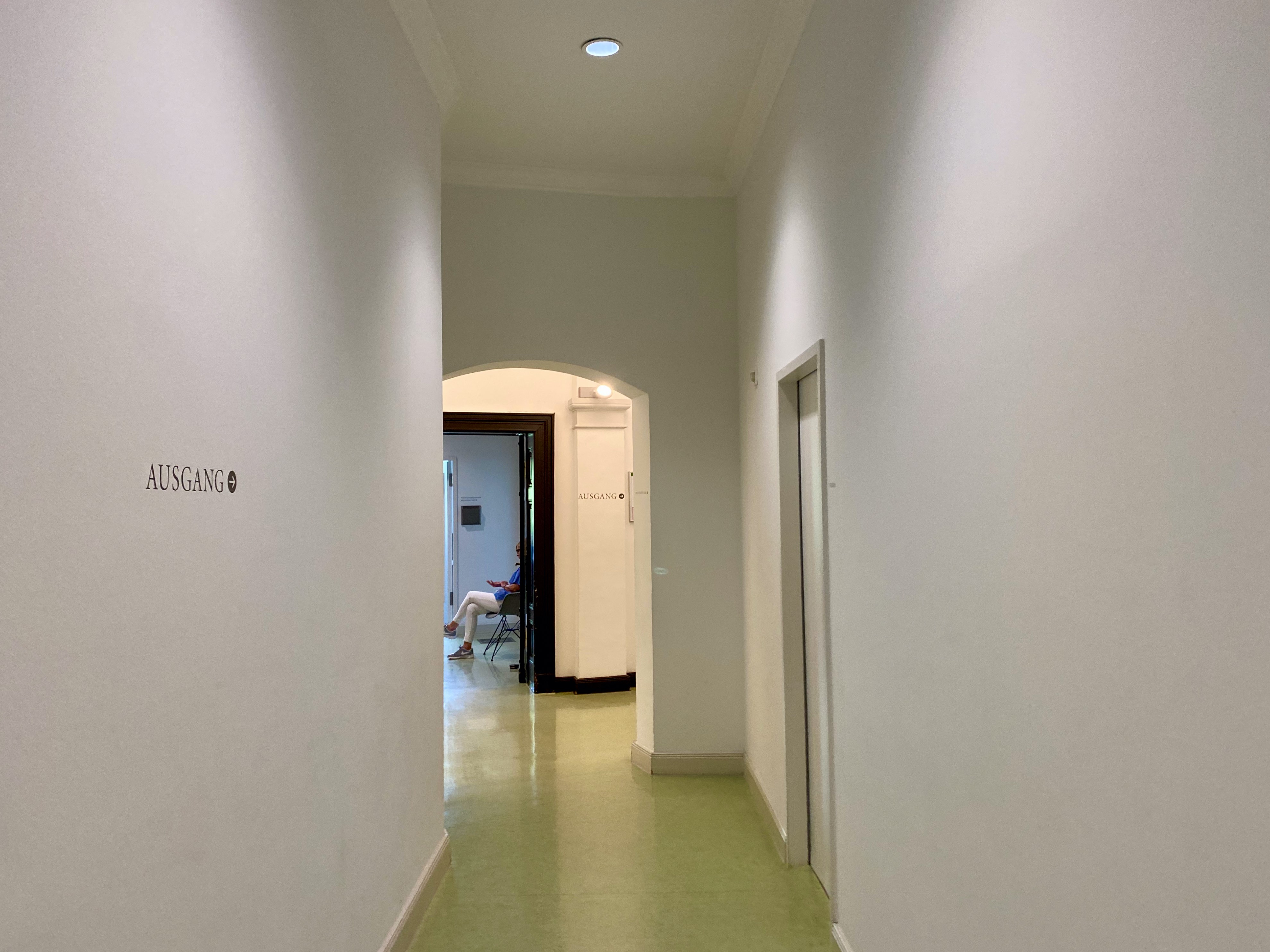 Helles & neu möbliertes Therapiezimmer in Berlin-Dahlem zu vermieten