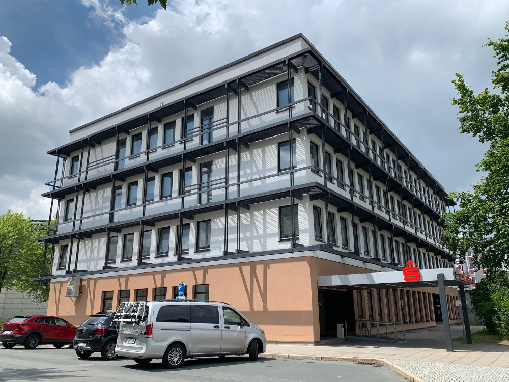 Hochwertige Praxisflächen (bis max. ca. 660 m²) im EG eines energetisch sanierten Gebäudekomplexes - ideale Lage an Hauptverkehrsader in Hof