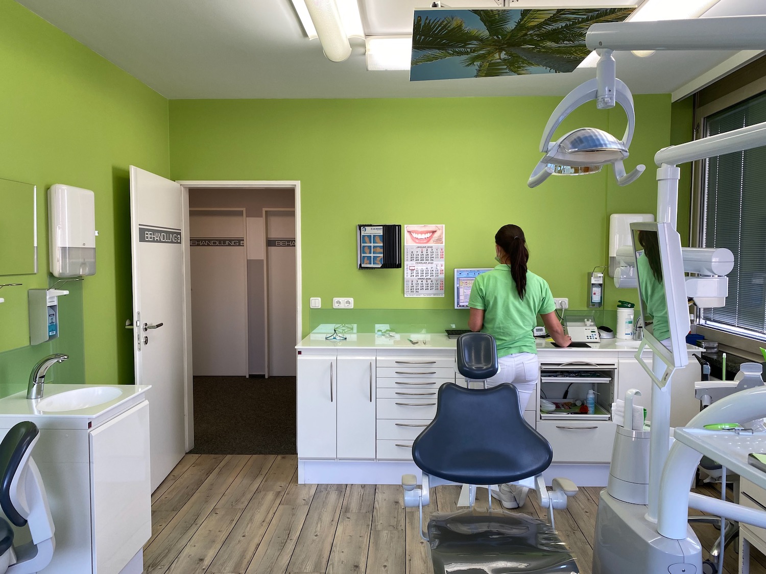 Moderne große Zahnarztpraxis als Kapitalanlage