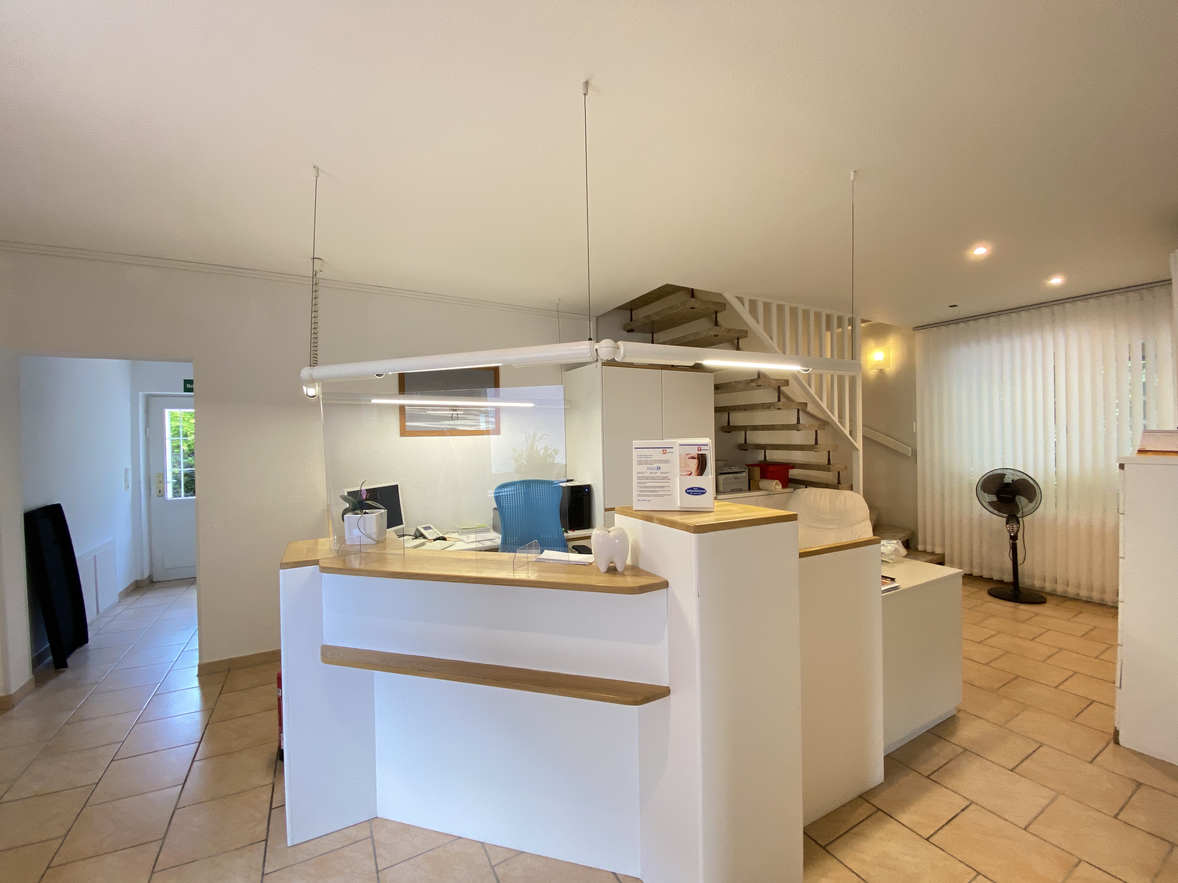 Moderne große Zahnarztpraxis mit separater Wohnung zur Selbstnutzung oder als Kapitalanlage