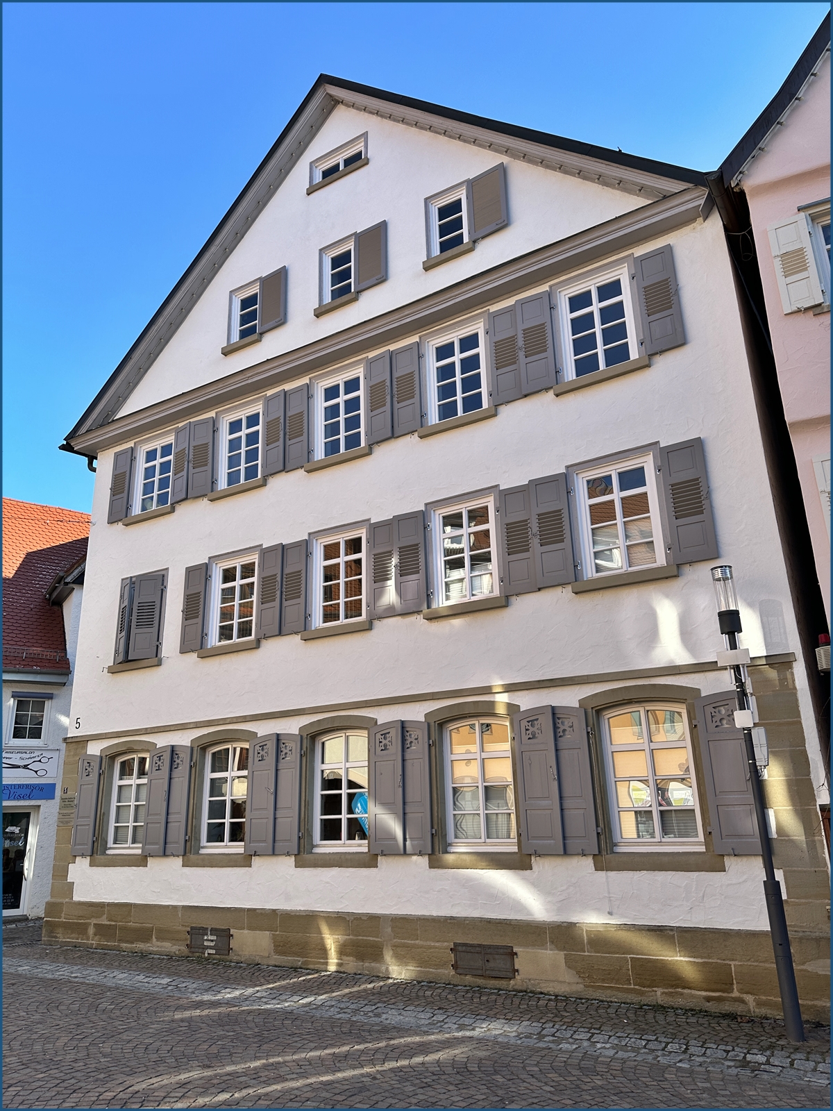 Top-Ausstattung / Top-Lage:  Büro, Praxis oder Tagespflege über 3 Stockwerke