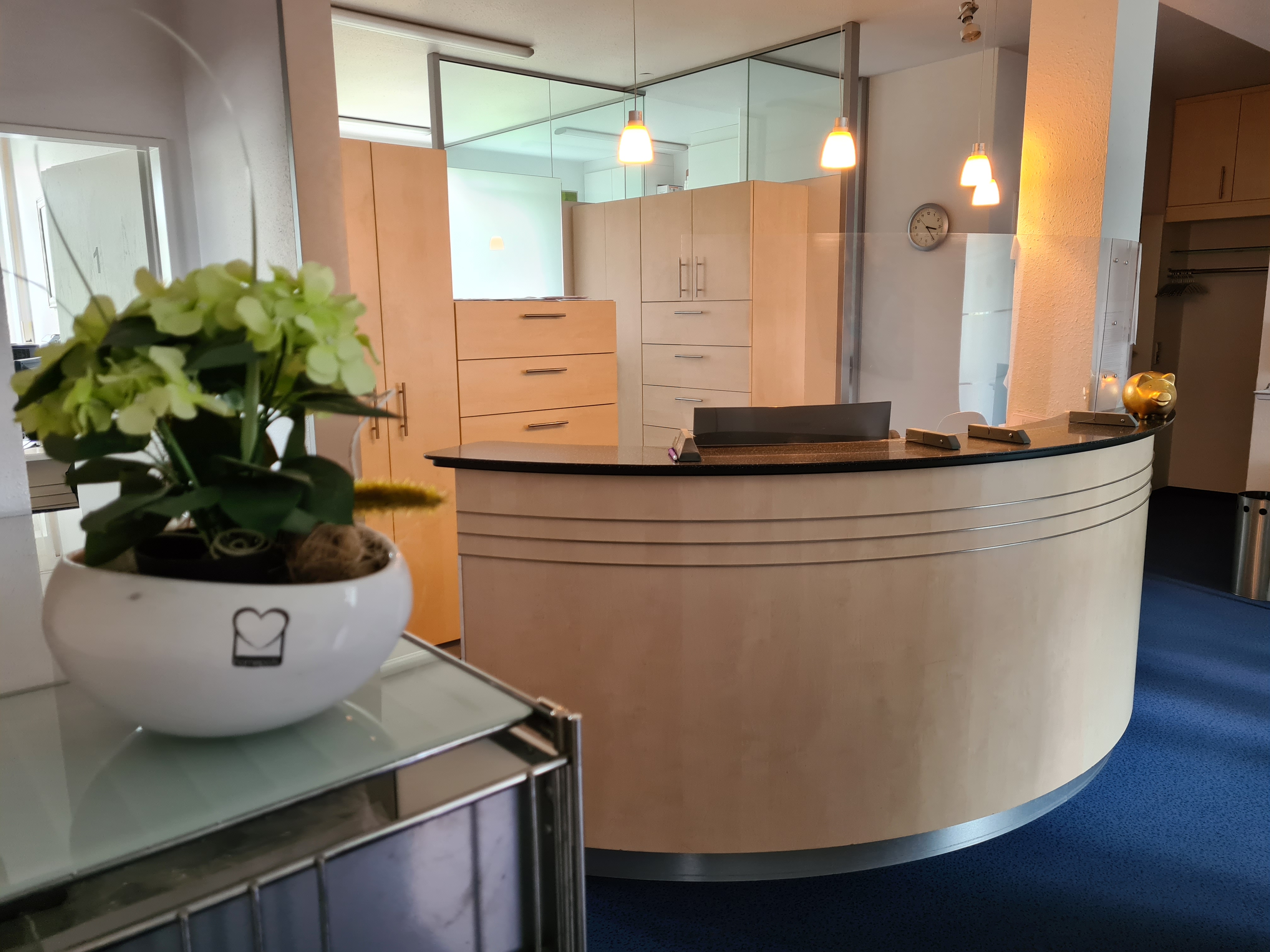 Etablierte Praxis mit vollem Versorgungsauftrag in zentraler Lage (Ortsmitte) altersbedingt abzugeben