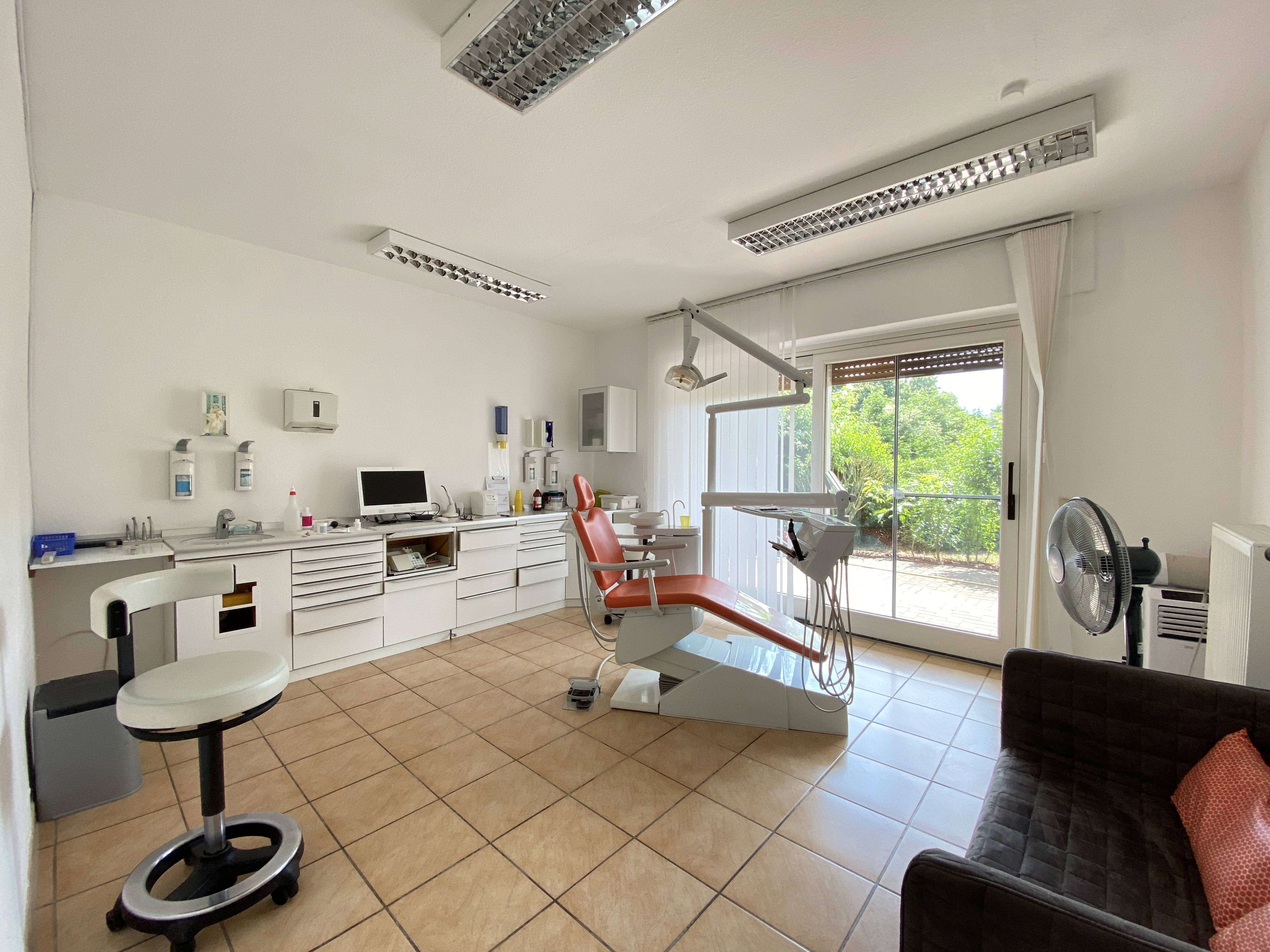 Moderne große Zahnarztpraxis mit separater Wohnung zum selber nutzen oder vermieten
