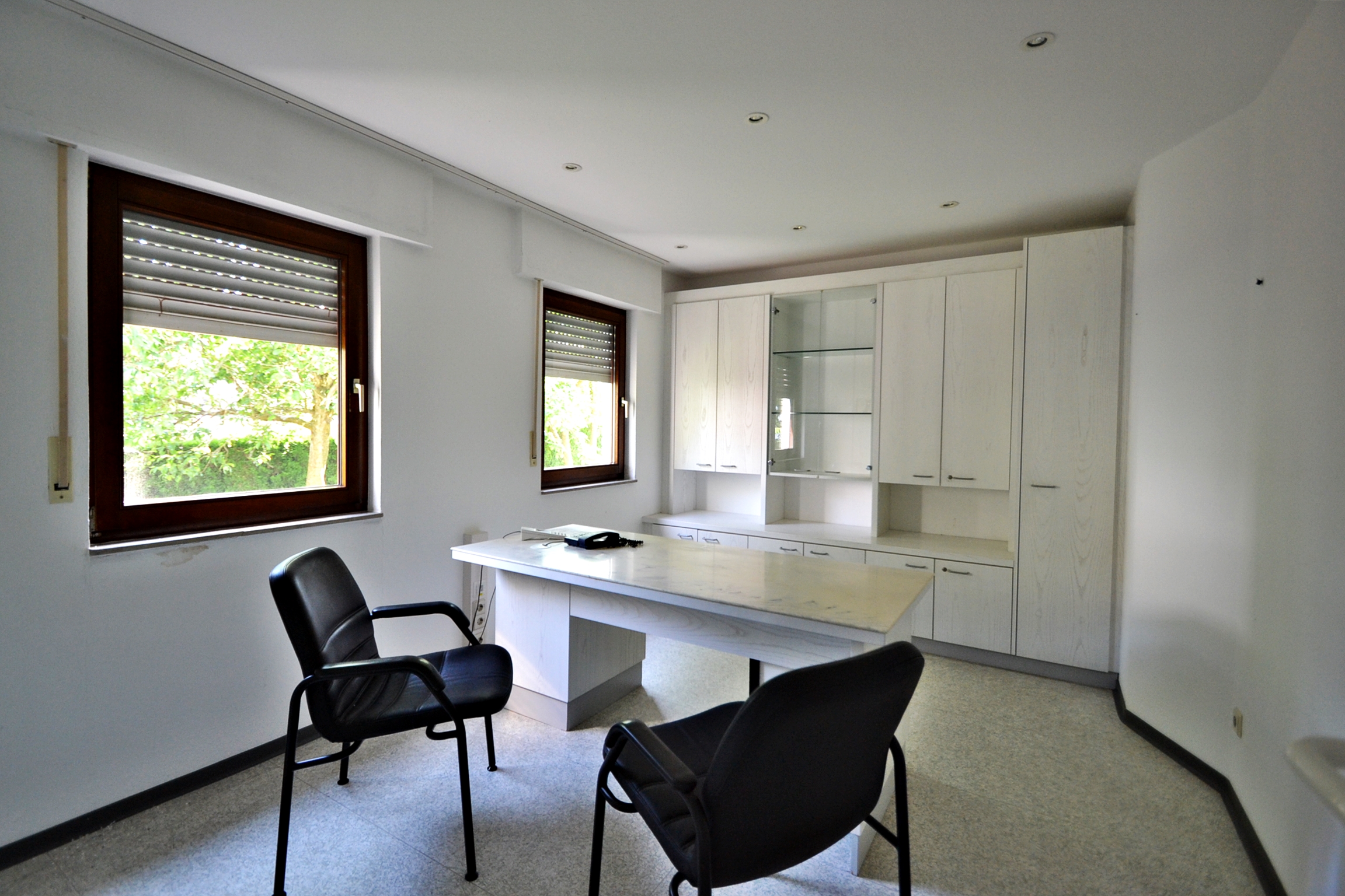 Praxis (chirurgische Praxis, leerstehend) mit separater Wohnetage - Wohn- und Geschäftshaus 380 qm